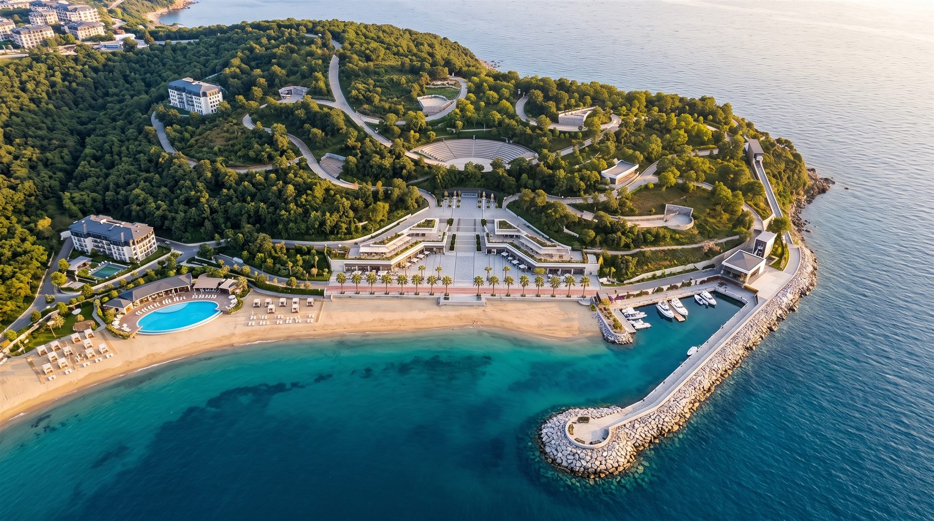 Dalgakıranla korunan plaj ve koy, havadan görünüm
